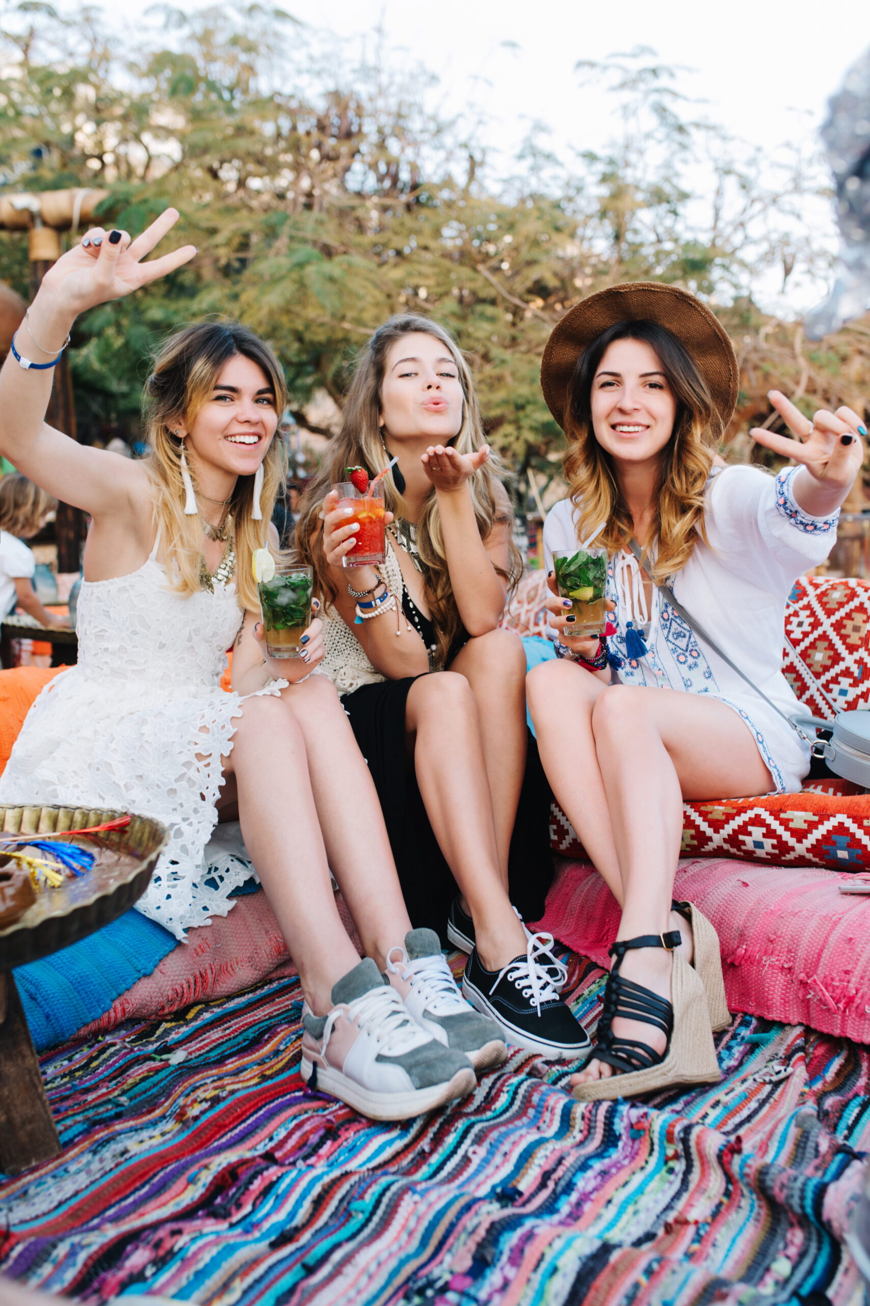 amazing-blonde-girl-sending-air-kiss-while-her-charming-friends-laughing-showing-peace-sign